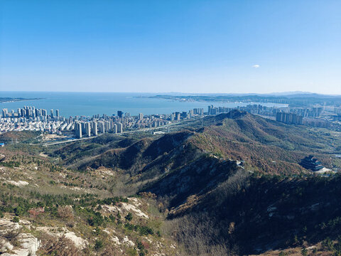 山頂俯瞰威海城市風(fēng)光