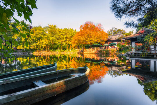 湖州蓮花莊園林秋天湖泊楓葉景觀