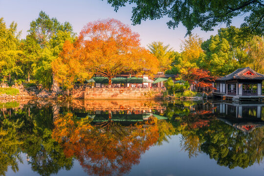 湖州蓮花莊園林秋天湖泊楓葉景觀