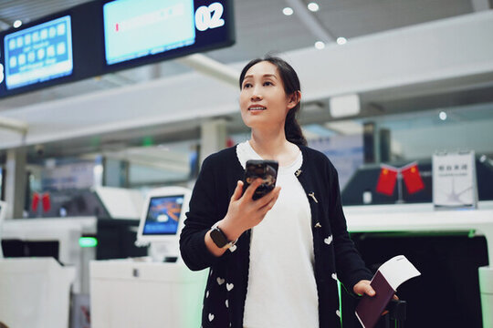 機(jī)場(chǎng)旅行女人快樂等待航班行李