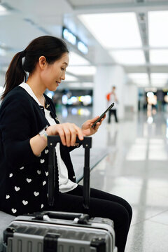 機場休息室女乘客使用智能手機