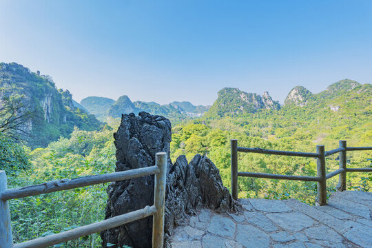 廣西柳州大龍?zhí)讹L(fēng)景區(qū)鏡山