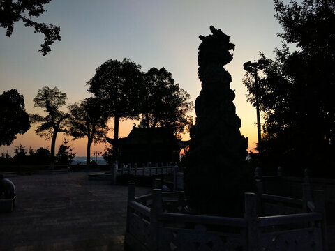 黃昏龍影圖