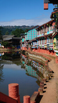彩色古鎮(zhèn)河邊風光