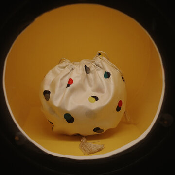 波普藝術(shù)風(fēng)格白底彩色波點(diǎn)手提包