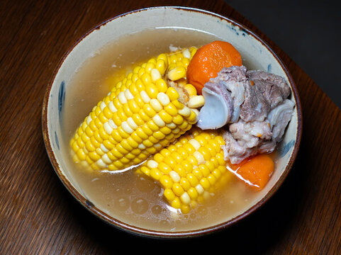 廣東傳統(tǒng)美食紅蘿卜玉米排骨湯