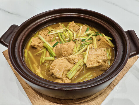 蒜苗燉黑山老豆腐
