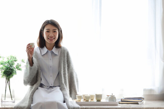 女孩在飄窗看書