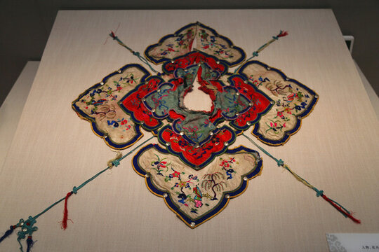 人物花卉紋刺繡云肩
