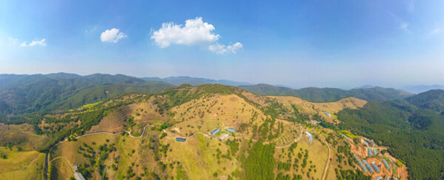 航拍山巒疊嶂的田園風光全景圖