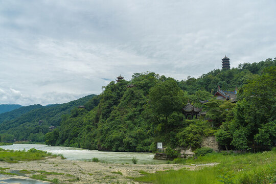 都江堰景區(qū)里古色古香的江南園林亭臺(tái)