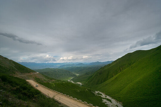 陰天烏云下青海高原群山公路
