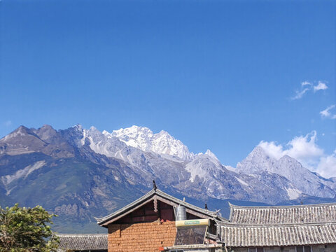 遠(yuǎn)觀玉龍雪山