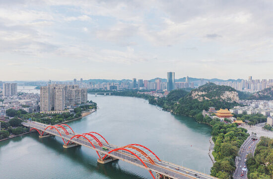 航拍廣西柳州城市風(fēng)光柳江與文惠橋