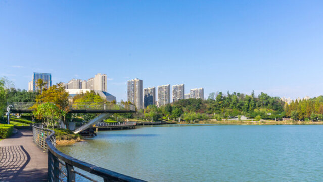 尖山湖層林盡染