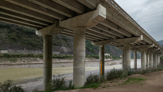 大山里的高架橋