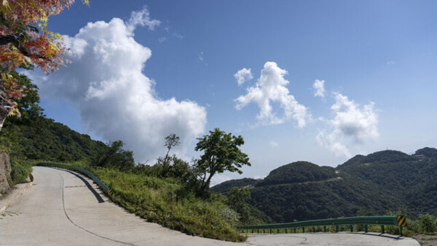 晴天白云山路公路