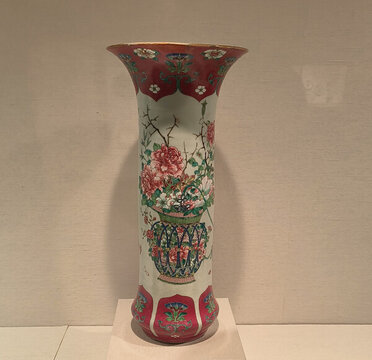 大都會(huì)藝術(shù)博物館館藏明清瓷器五彩花觚