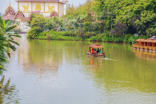 曼聽(tīng)公園放生湖晚會(huì)劇場(chǎng)紅船