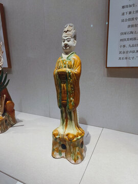 三彩武官俑