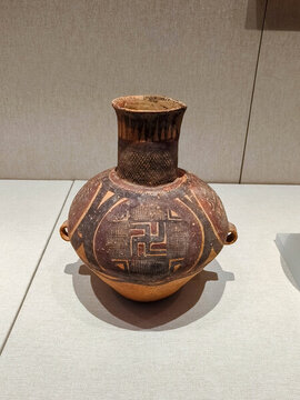 四圓圈卍紋彩陶壺
