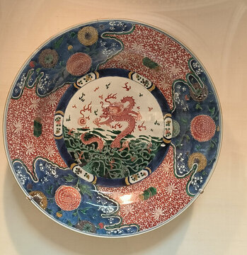 大都會藝術(shù)博物館藏瓷清康熙海水龍紋盤