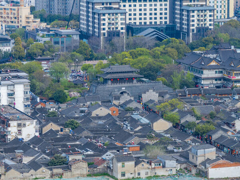 航拍揚(yáng)州東關(guān)街全景節(jié)假日人山人海