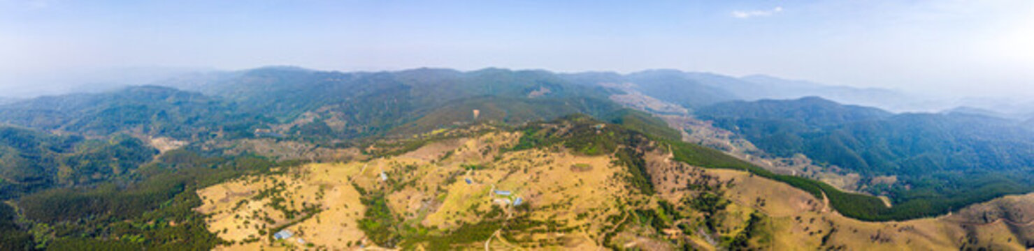 航拍山巒疊嶂的田園風(fēng)光全景圖