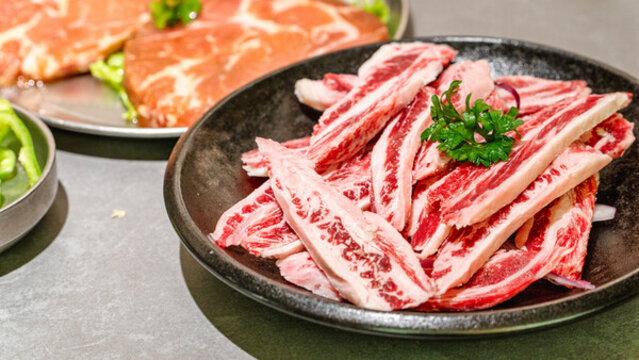 餐桌上的牛肉烤肉美食多角度特寫
