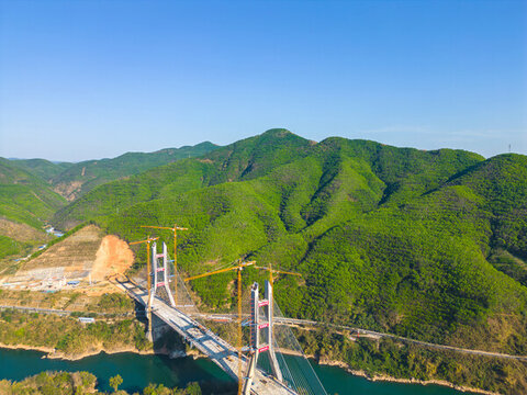 航拍建設中的西雙版納神秘谷大橋
