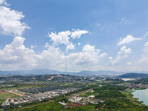 航拍滇池旁的昆明市城市風(fēng)光