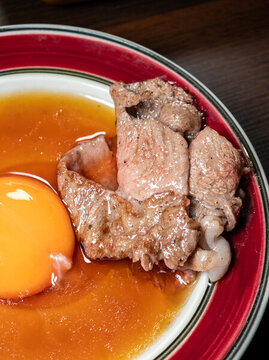 日式烤牛肉配生雞蛋