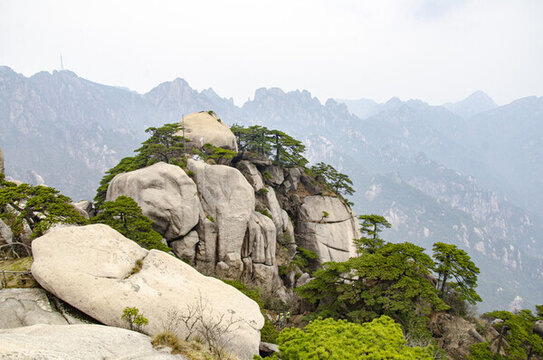 安徽黃山奇峰巖石松崖絕壁險(xiǎn)峻山巒峰巒疊嶂