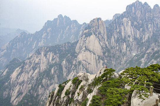 安徽黃山奇峰巖石松崖絕壁險(xiǎn)峻山巒峰巒疊嶂