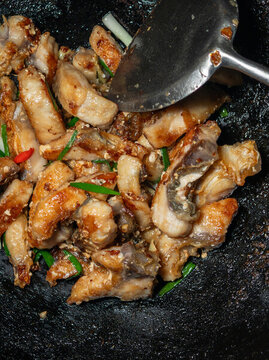 鐵鍋中香煎金黃的脆肉鯇魚片