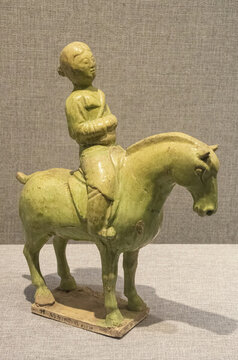 隋代青釉騎馬俑