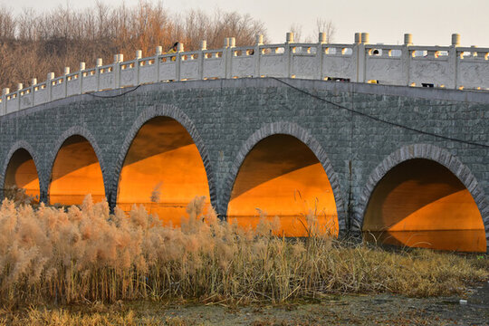 夕陽(yáng)金光穿洞
