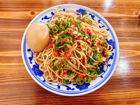 肉絲炒粉加鹵蛋
