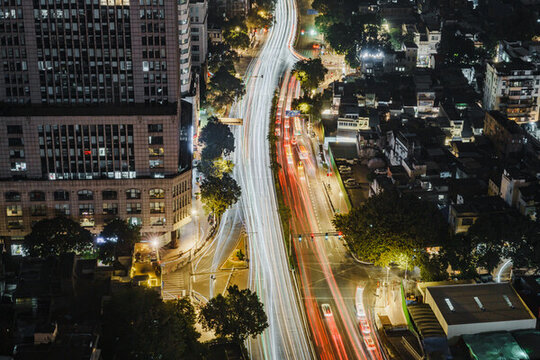 城市夜景高樓俯瞰下的車流光影