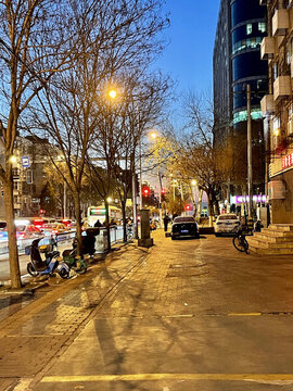 城市冬季夜晚堵車晚高峰下班時段紅綠燈路口