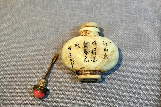 深圳客家民俗博物館文物古代和田玉鼻煙壺