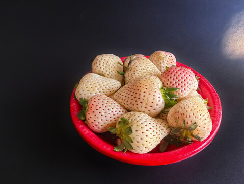 白色鮮草莓