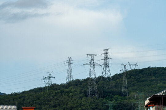 戶外山上的高壓電線塔群