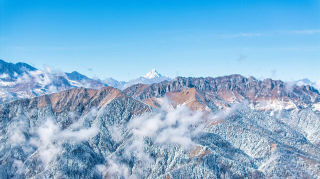 冬季從成都西嶺雪山遠望四姑娘山航拍