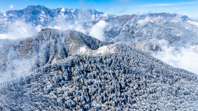 成都西嶺雪山景區(qū)的陰陽界航拍特寫