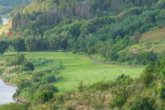 環(huán)境優(yōu)美的戶外高爾夫球場(chǎng)全景