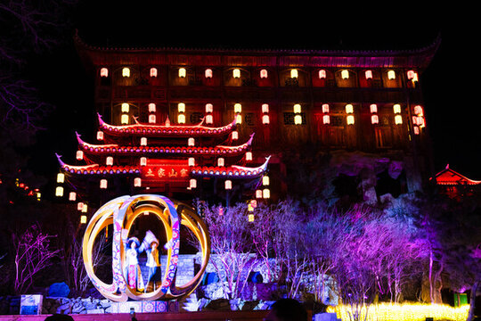 春節(jié)公園內(nèi)的燈展廟會(huì)欣賞漂亮的燈光秀