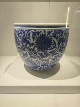 清代青花纏枝蓮紋缸