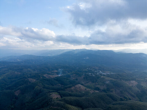 航拍壯闊山景與藍天白云相映的自然景觀