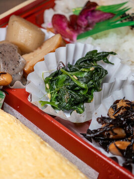 包含多種菜式的傳統(tǒng)日式便當(dāng)午餐盒